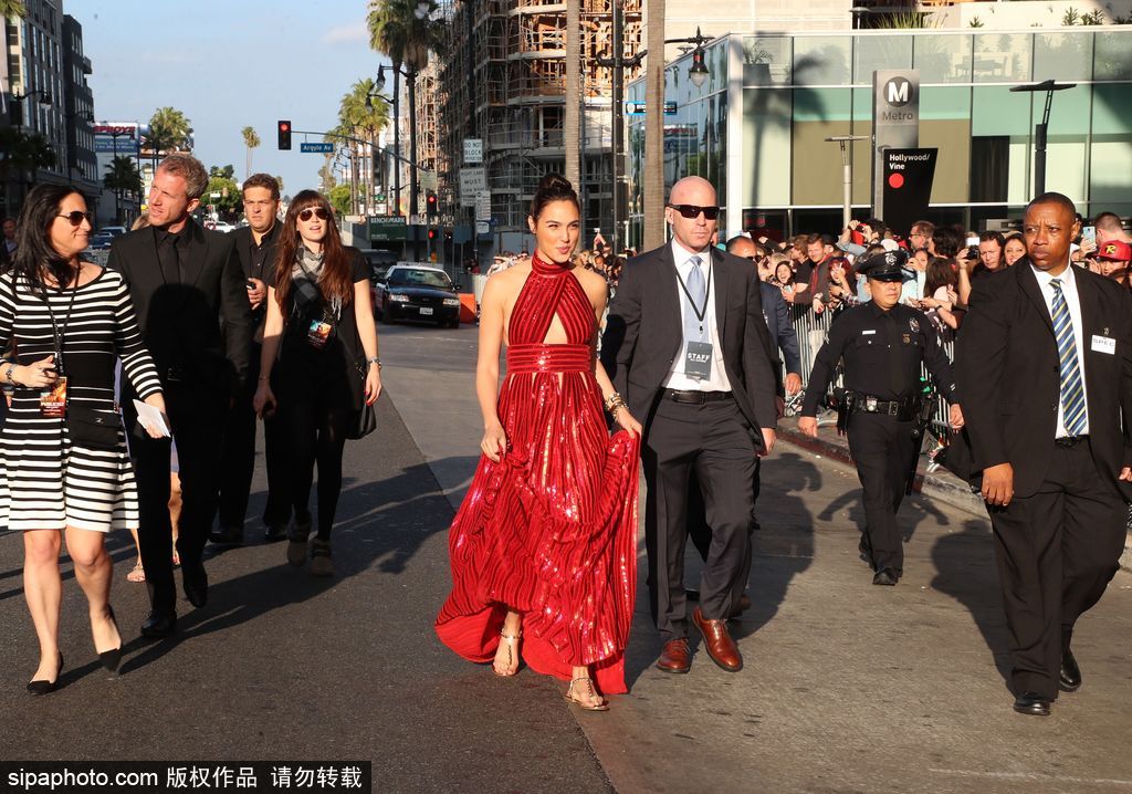 “神奇女俠”蓋爾·加朵穿紅色條紋裙亮相人氣爆棚