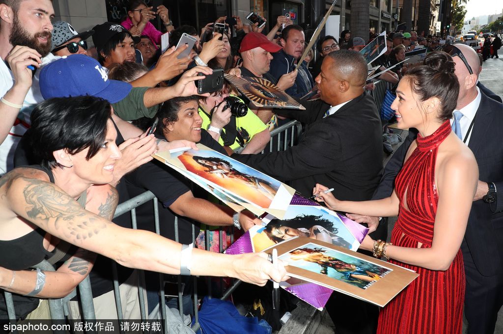 “神奇女俠”蓋爾·加朵穿紅色條紋裙亮相人氣爆棚