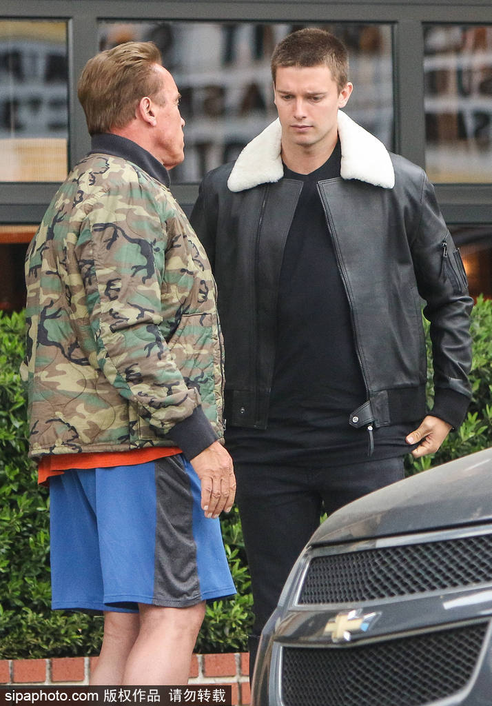 迎六一？硬漢施瓦辛格與兒子Patrick街頭擁抱大秀父子情深