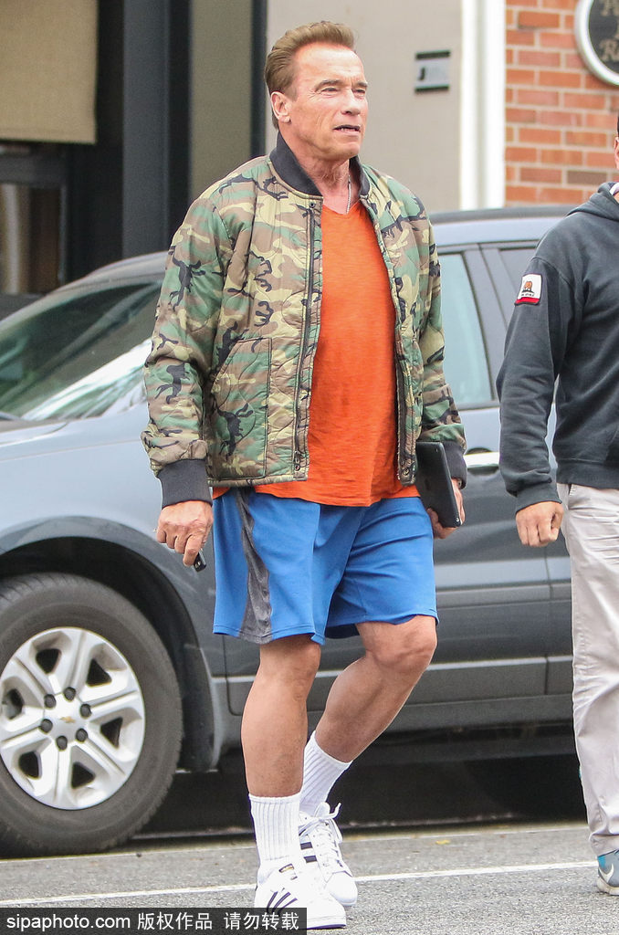 迎六一？硬漢施瓦辛格與兒子Patrick街頭擁抱大秀父子情深