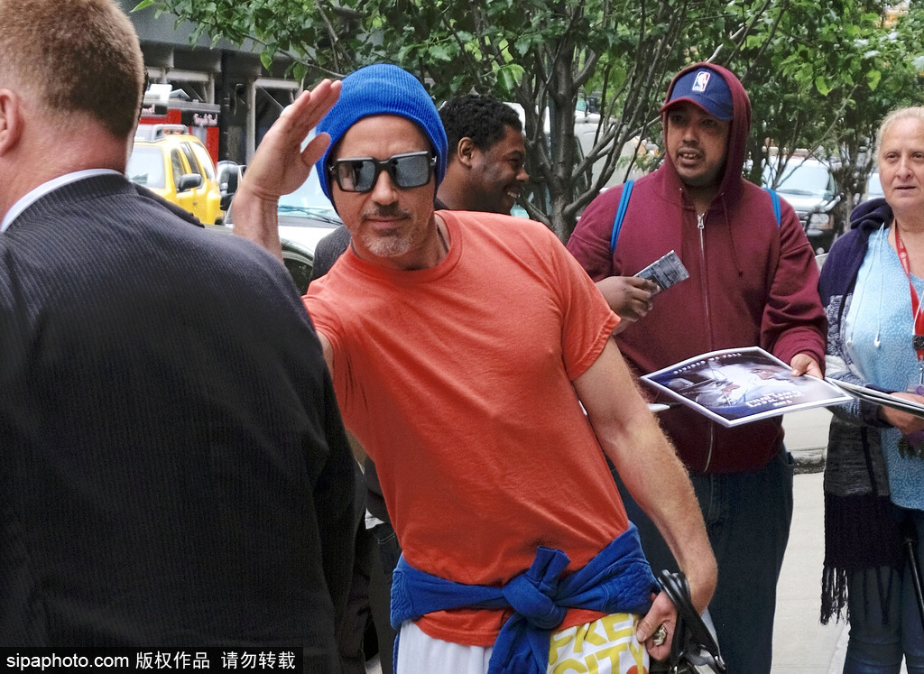 小羅伯特·唐尼穿T恤也凸點！