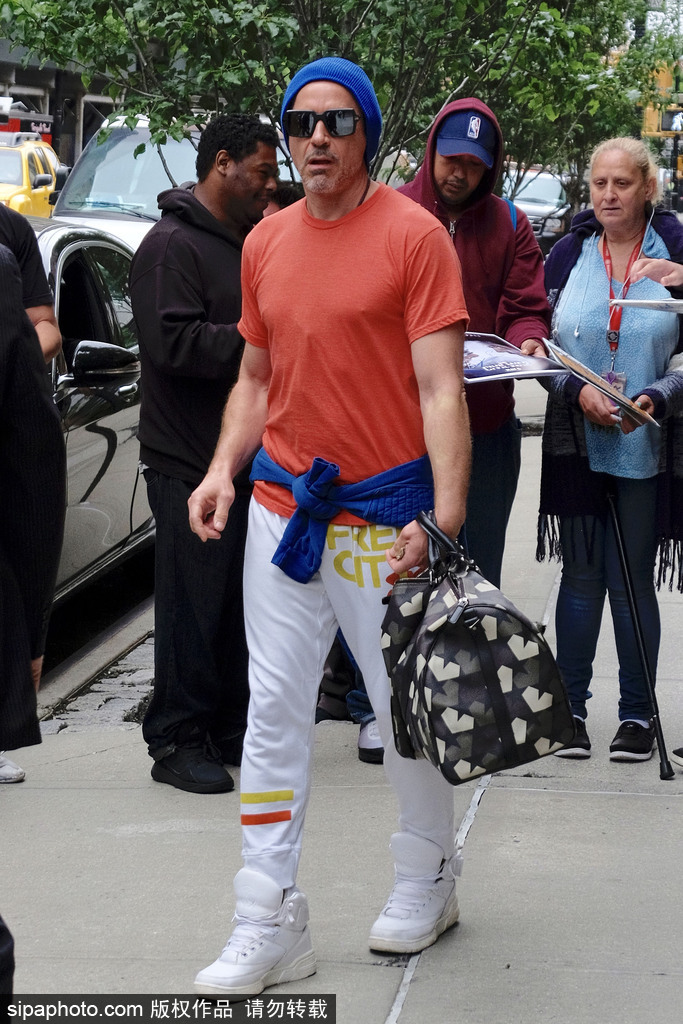 小羅伯特·唐尼穿T恤也凸點！