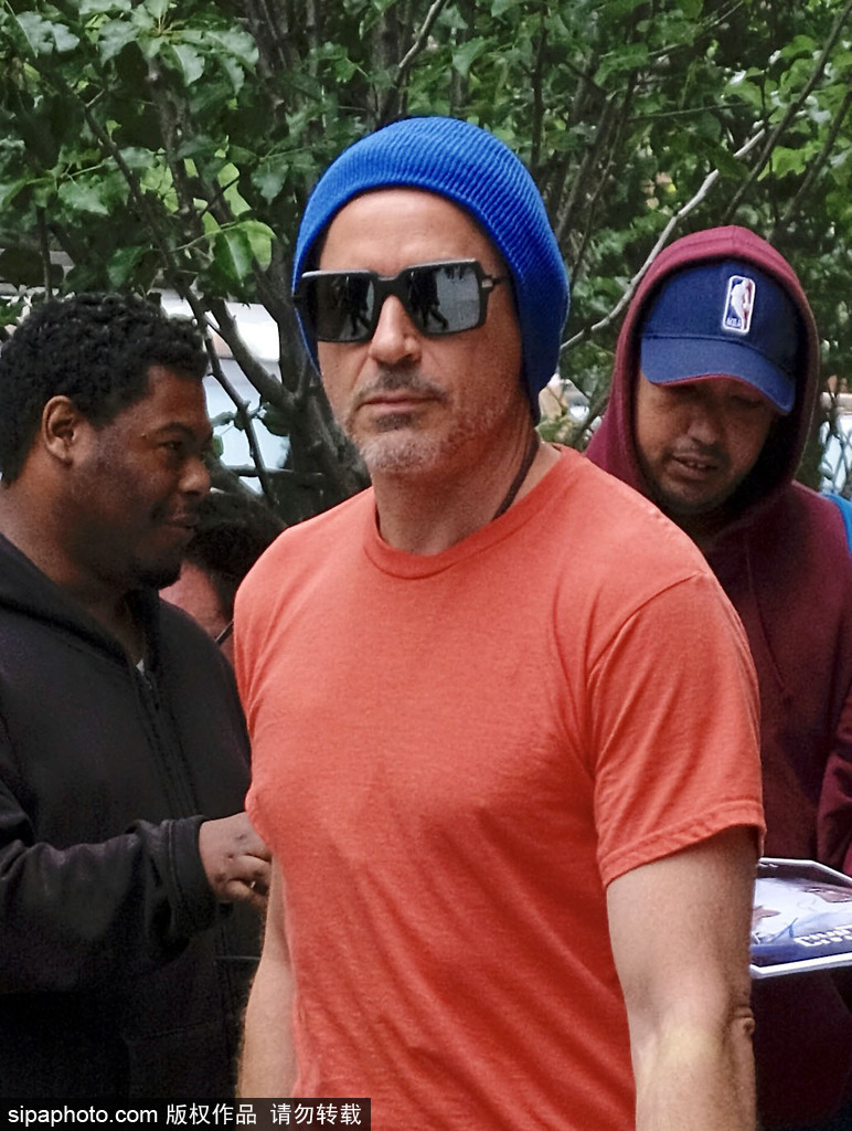 小羅伯特·唐尼穿T恤也凸點！