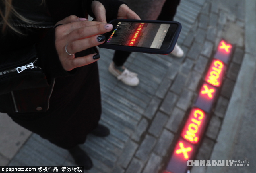 “長”在斑馬線上的紅綠燈 莫斯科一街道專為低頭黨設計