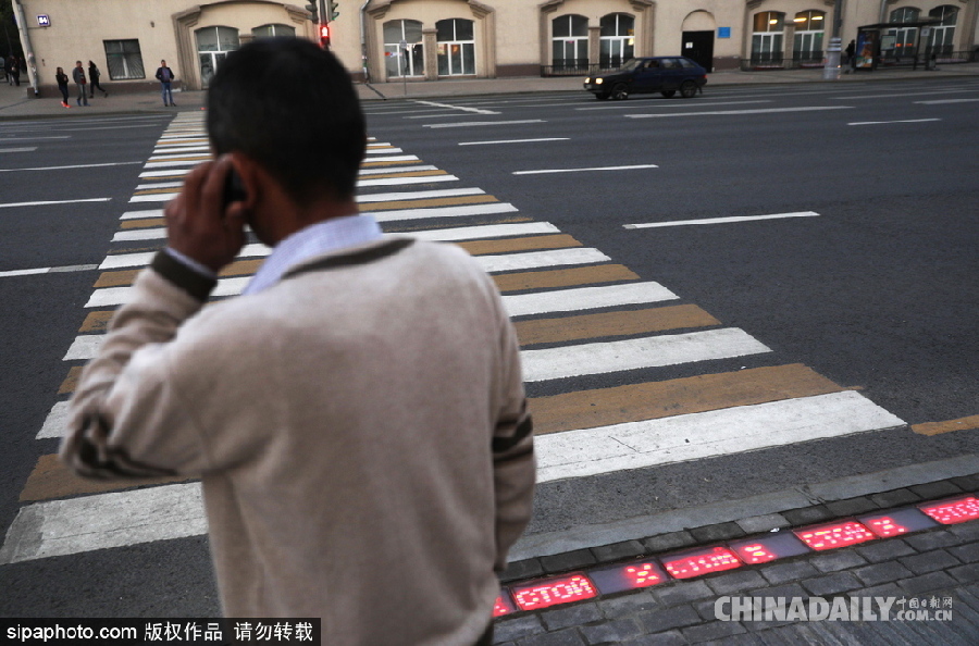 “長”在斑馬線上的紅綠燈 莫斯科一街道專為低頭黨設(shè)計