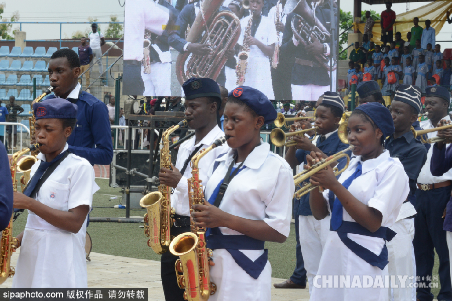 尼日利亞兒童節 小朋友身著各色服飾表演慶祝