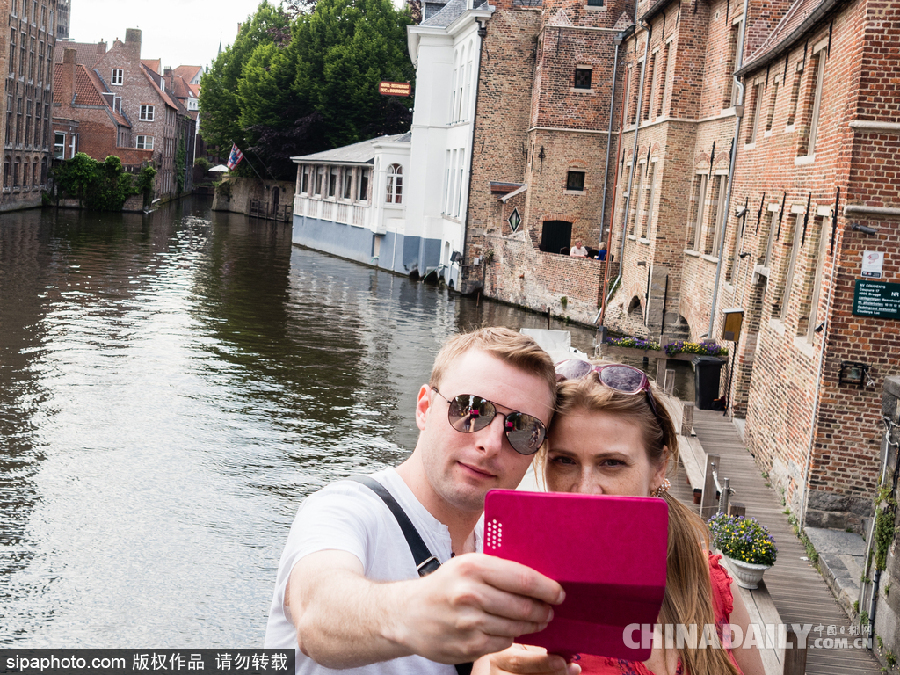 比利時(shí)布魯日迎來旅游旺季 夏日風(fēng)光清新亮麗