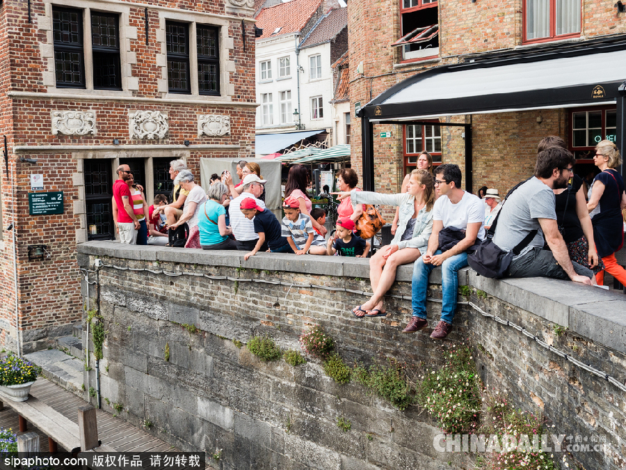 比利時布魯日迎來旅游旺季 夏日風光清新亮麗