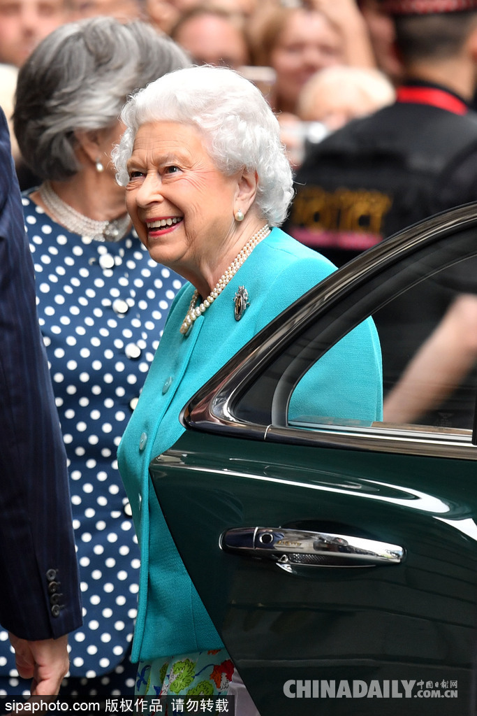 英國(guó)女王伊麗莎白二世穿碎花裙亮相萌萌噠