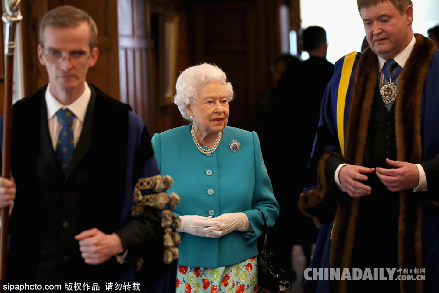 英國女王伊麗莎白二世穿碎花裙亮相萌萌噠