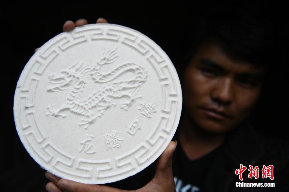 云南小鎮(zhèn)200年古鹽泉淌出“桃花鹽”