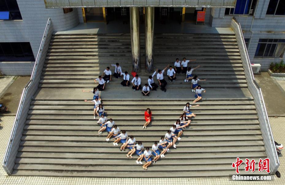 高校畢業(yè)季 江西學(xué)子航拍畢業(yè)照定格青春