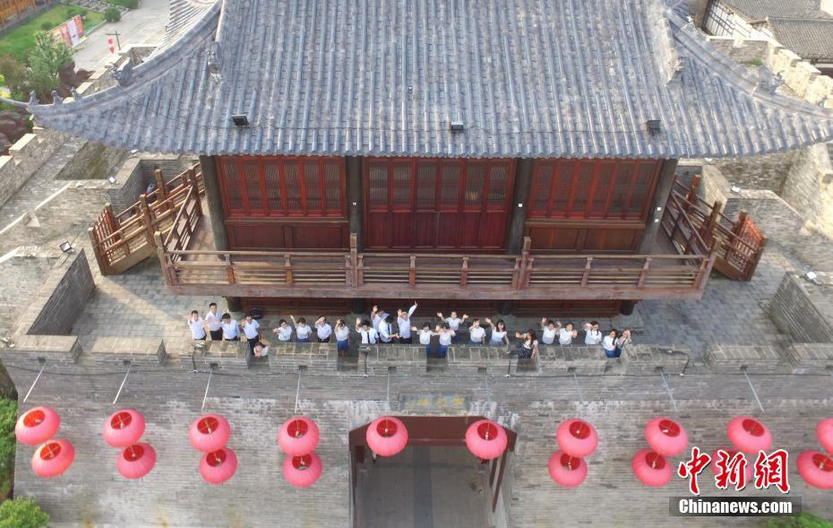 高校畢業(yè)季 江西學(xué)子航拍畢業(yè)照定格青春