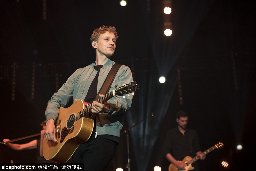 德國超萌“正太歌手”蒂姆·本茨科演唱會 抱吉他自彈自唱氣質純良