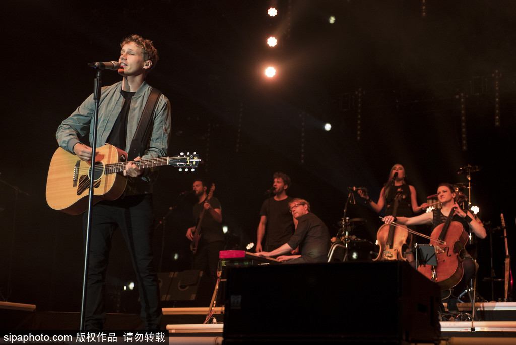 德國(guó)超萌“正太歌手”蒂姆·本茨科演唱會(huì) 抱吉他自彈自唱?dú)赓|(zhì)純良