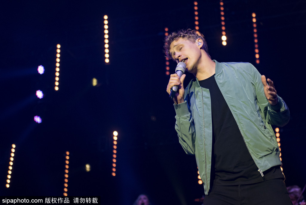 德國(guó)超萌“正太歌手”蒂姆·本茨科演唱會(huì) 抱吉他自彈自唱?dú)赓|(zhì)純良