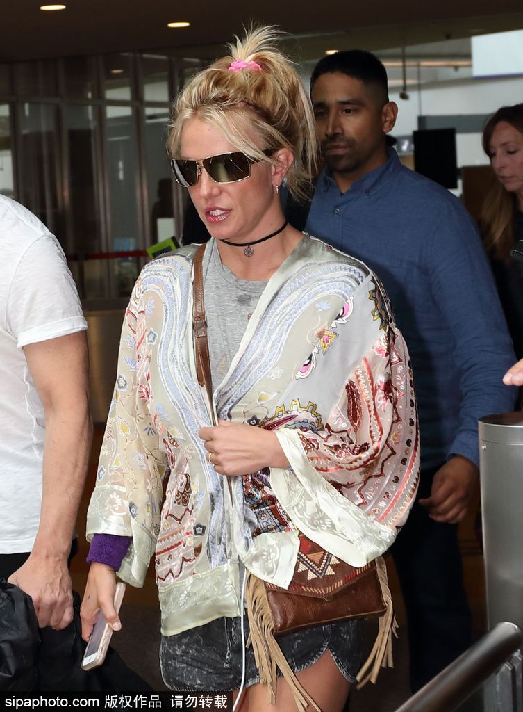 “小甜甜”布蘭妮抵日 打扮休閑難掩腿部緊實肌肉