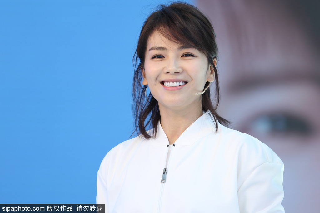 劉濤白衣黑褲清新裝扮亮相文藝范十足