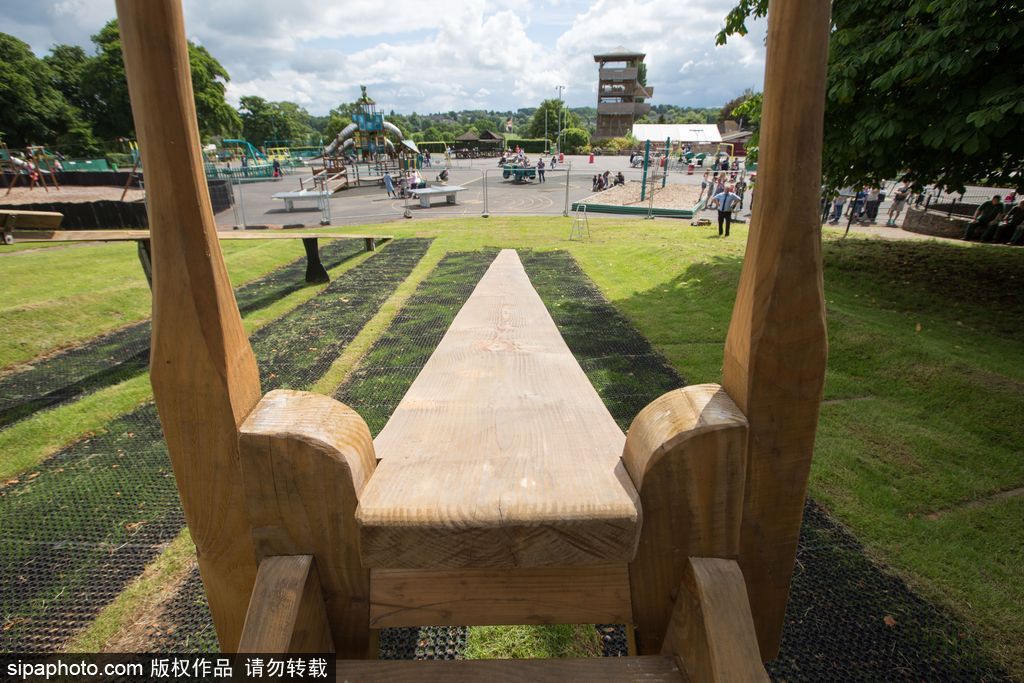 英國再現(xiàn)世界第一個兒童滑梯 距今九十多年竟沒有邊沿