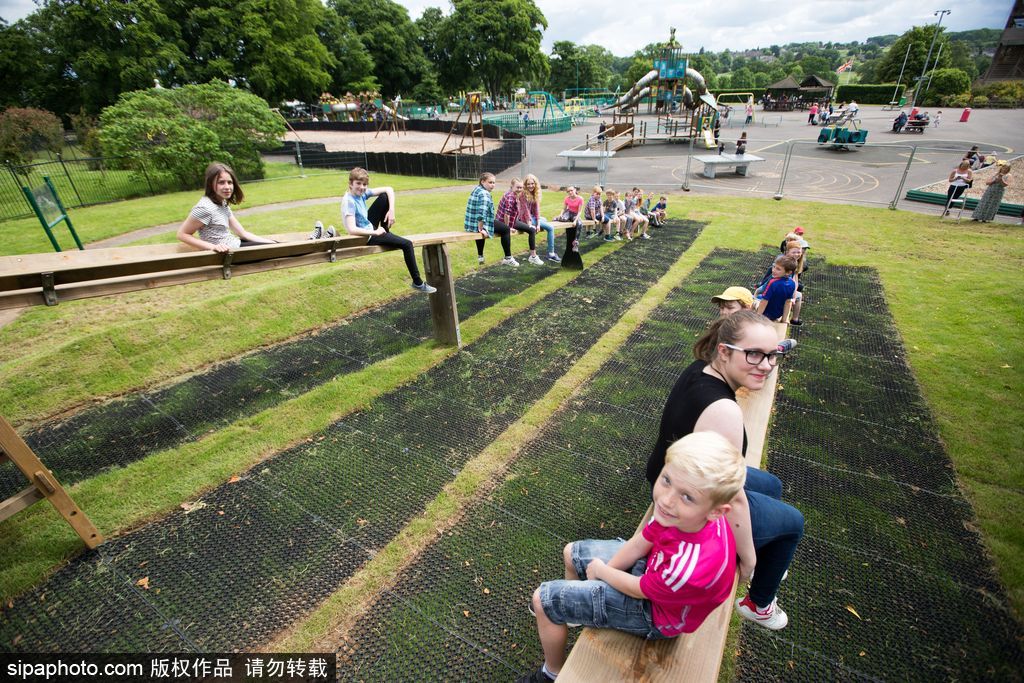 英國(guó)再現(xiàn)世界第一個(gè)兒童滑梯 距今九十多年竟沒(méi)有邊沿