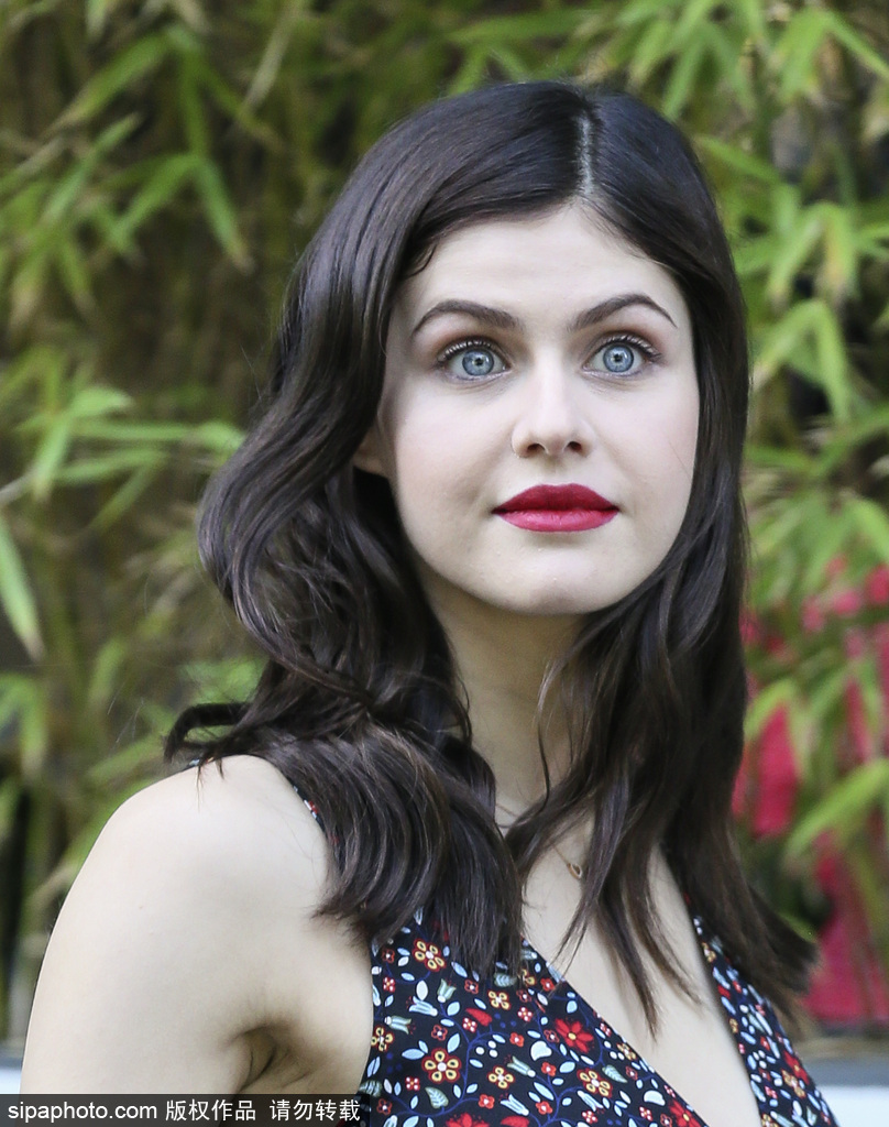 美國女星亞歷珊德拉·達達里奧身著碎花裙出街 藍眼睛純凈吸睛