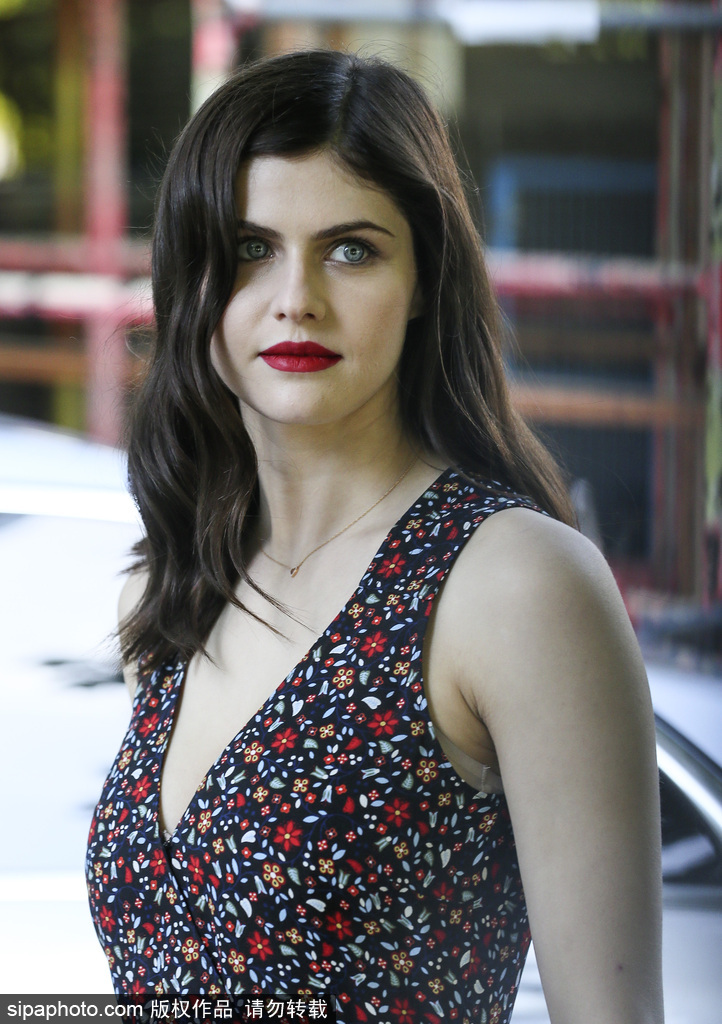 美國女星亞歷珊德拉·達達里奧身著碎花裙出街 藍眼睛純凈吸睛