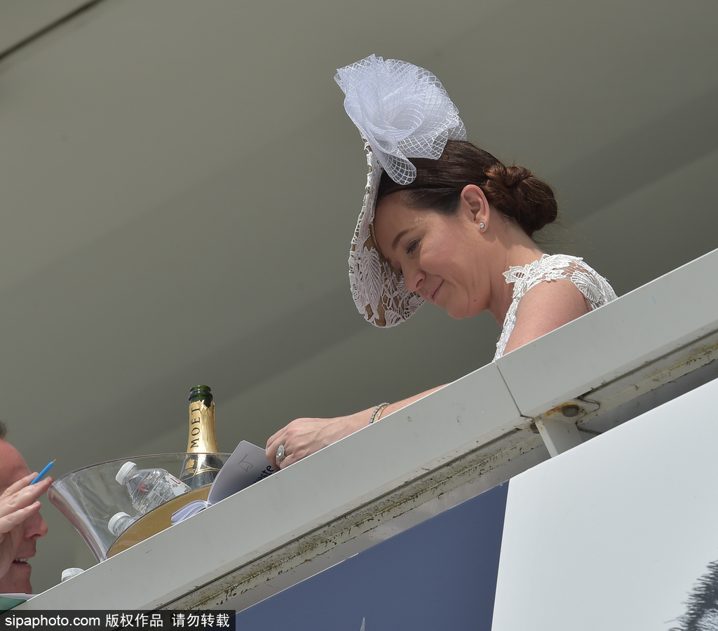 英國賽馬節“女士日” 眾美女上演“帽子戲法”