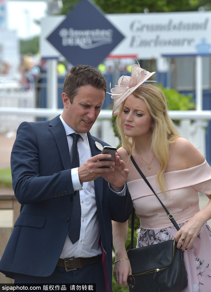 英國賽馬節“女士日” 眾美女上演“帽子戲法”