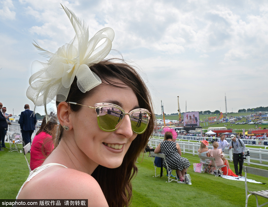 英國賽馬節“女士日” 眾美女上演“帽子戲法”
