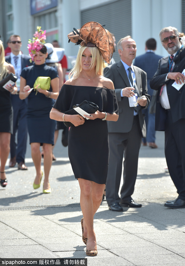 英國賽馬節“女士日” 眾美女上演“帽子戲法”