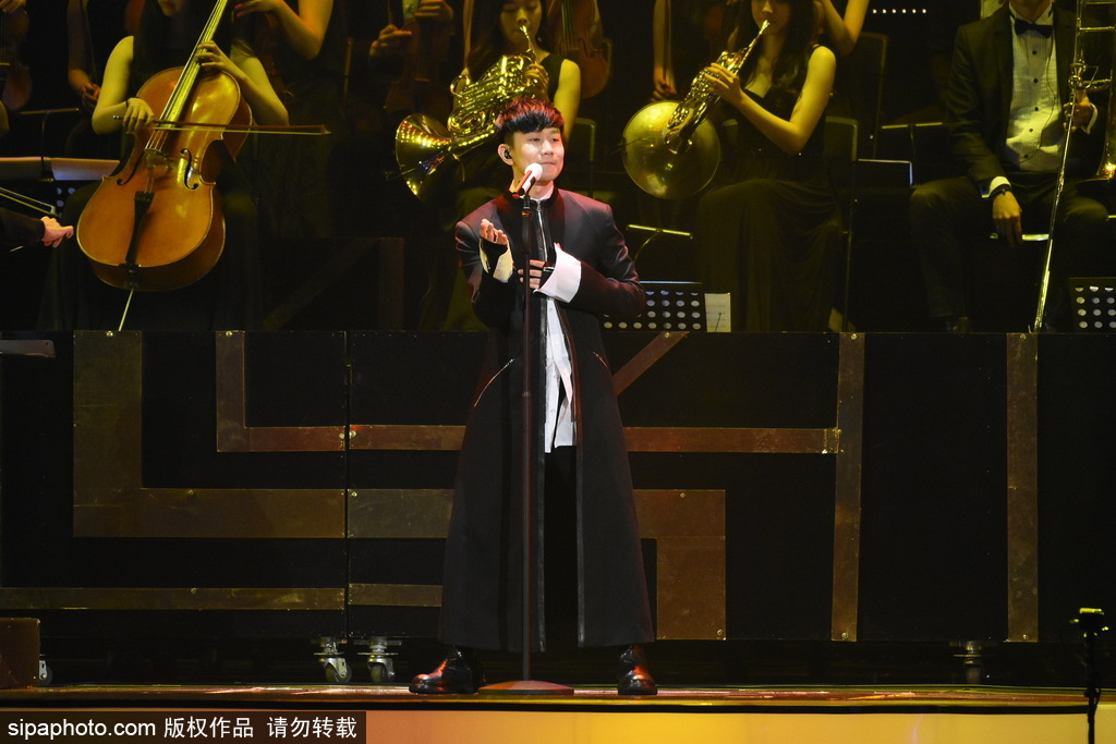 2017 hito流行音樂(lè)獎(jiǎng)?lì)C獎(jiǎng)禮：林俊杰黑衣登臺(tái)深情獻(xiàn)唱