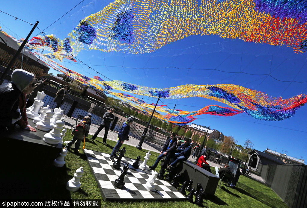 如墜凡間 俄羅斯藝術家創作“火鳥”藝術品吸人眼球