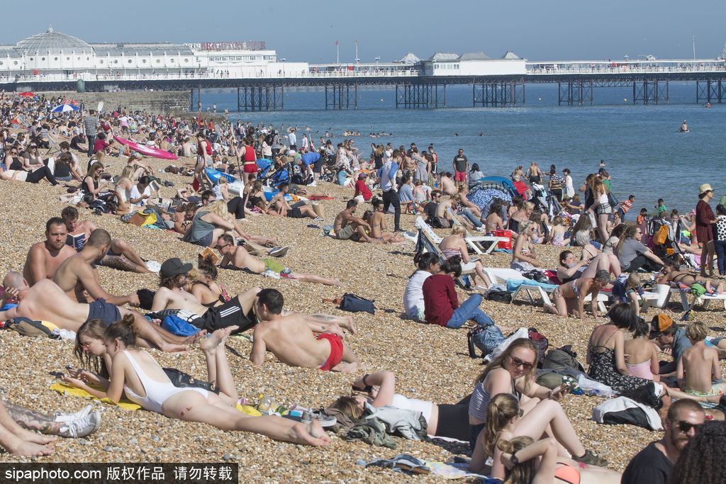 英國布萊頓民眾扎堆海灘 享受夏日時光