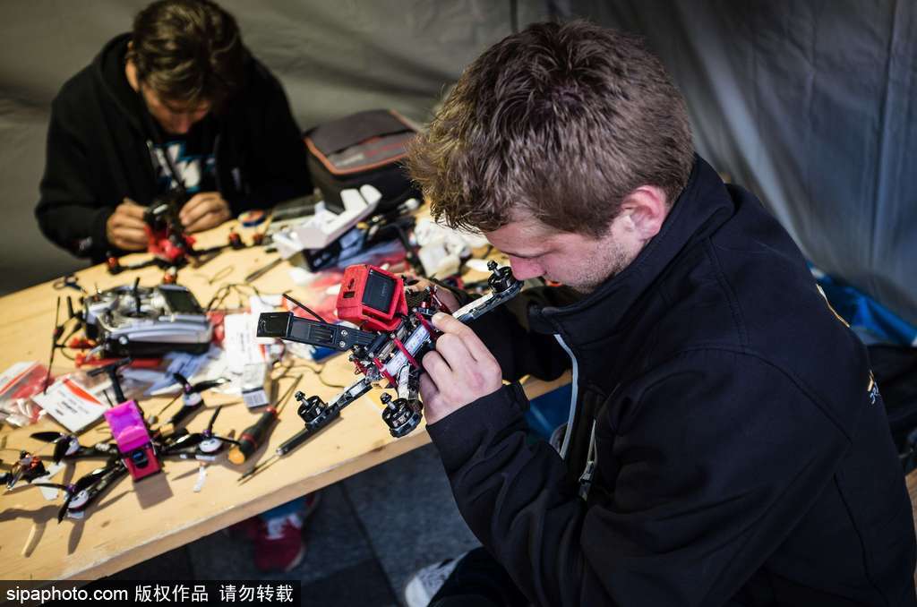 巴黎舉辦無人機節 42個國家參賽者香榭麗舍上演激情競技