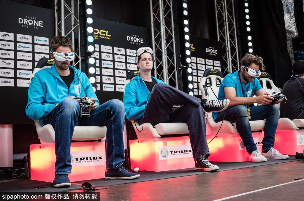 巴黎舉辦無人機節(jié) 42個國家參賽者香榭麗舍上演激情競技