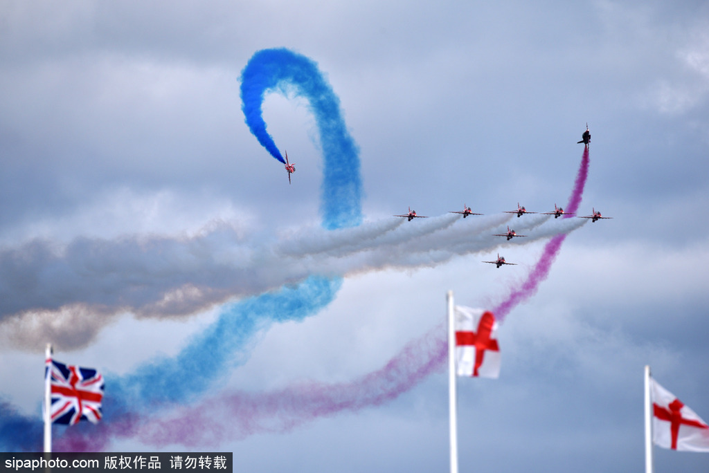 2017英國托貝航展開幕 “紅箭”飛行表演隊(duì)空中炫技
