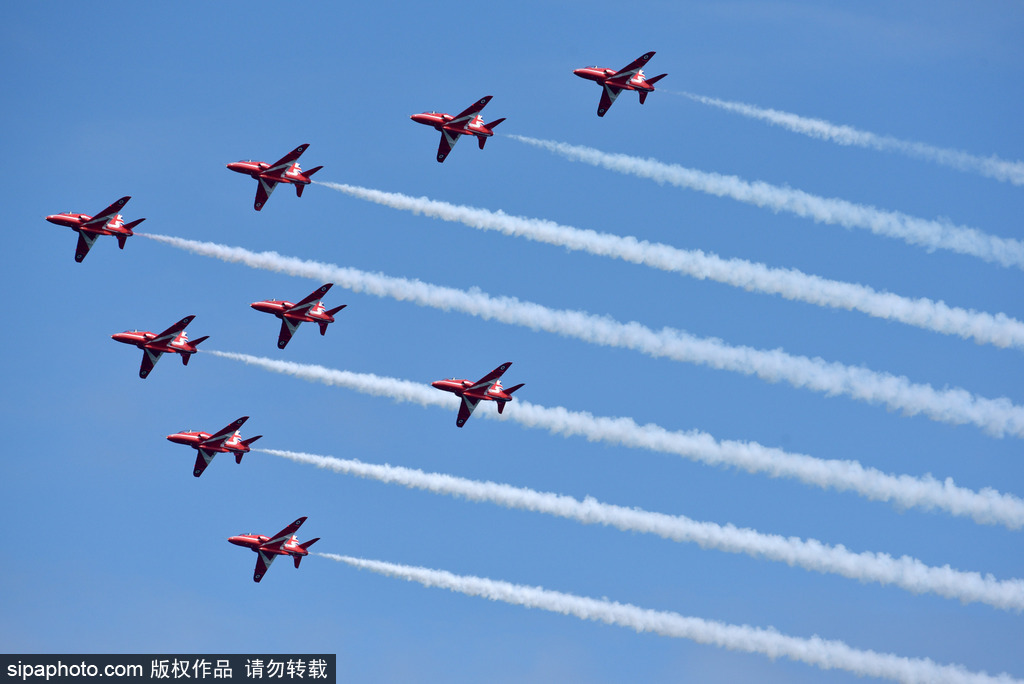 2017英國托貝航展開幕 “紅箭”飛行表演隊(duì)空中炫技