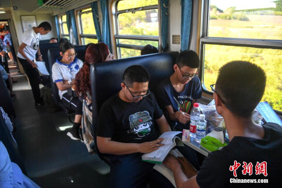 “高考專(zhuān)列”開(kāi)行15年 兩萬(wàn)多名邊遠(yuǎn)考生受益(組圖)