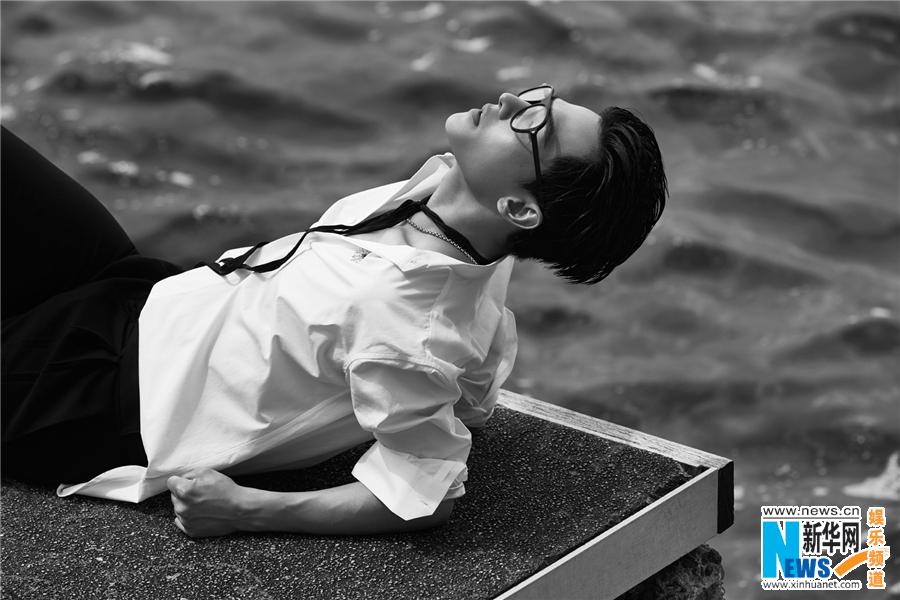 楊洋再登時(shí)尚雜志封面 濕發(fā)演繹翩翩少年