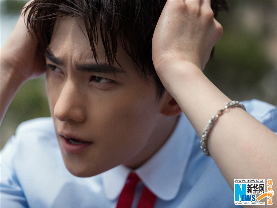 楊洋再登時尚雜志封面 濕發演繹翩翩少年