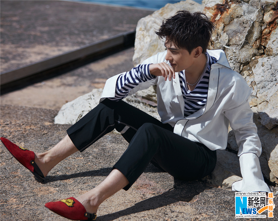 楊洋再登時尚雜志封面 濕發演繹翩翩少年