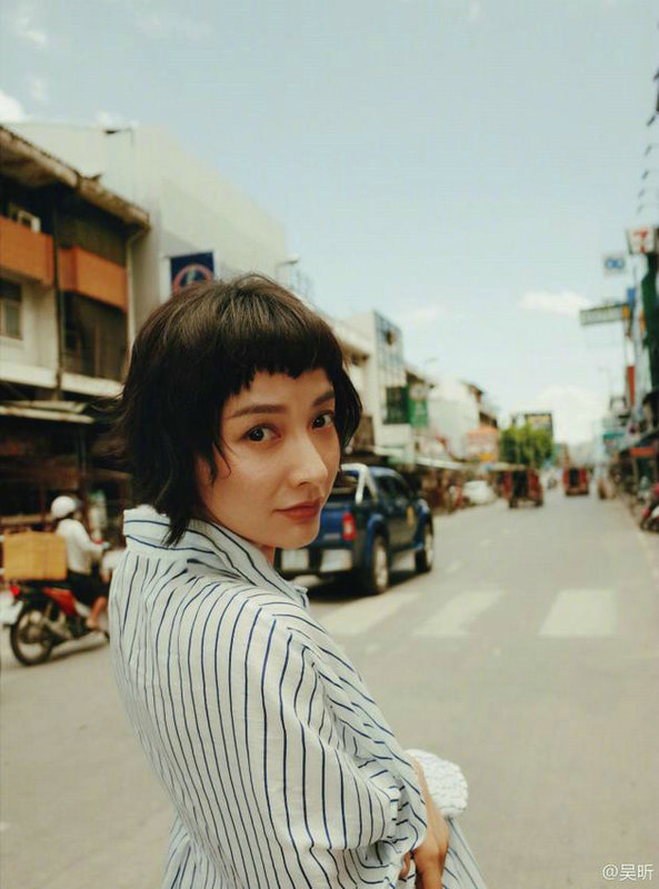 畢業(yè)季脫掉校服 學(xué)唐嫣劉詩詩換個(gè)減齡短發(fā)依舊元?dú)鉂M滿