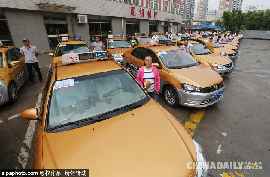 江蘇南通：百輛免費接送考生 “愛心助考車”整裝待發