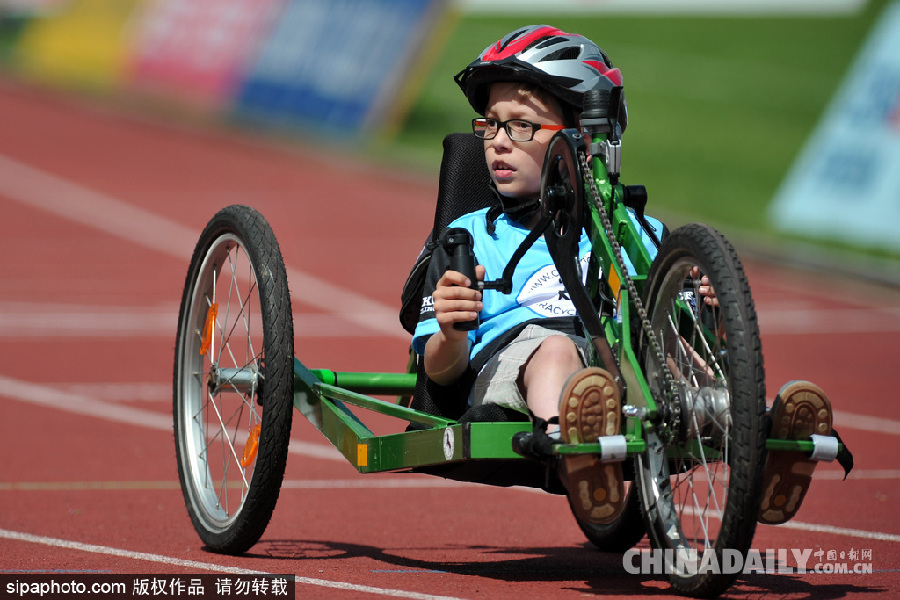 點(diǎn)燃生命之火 捷克舉行殘疾人田徑比賽助殘疾兒童享受運(yùn)動(dòng)樂(lè)趣