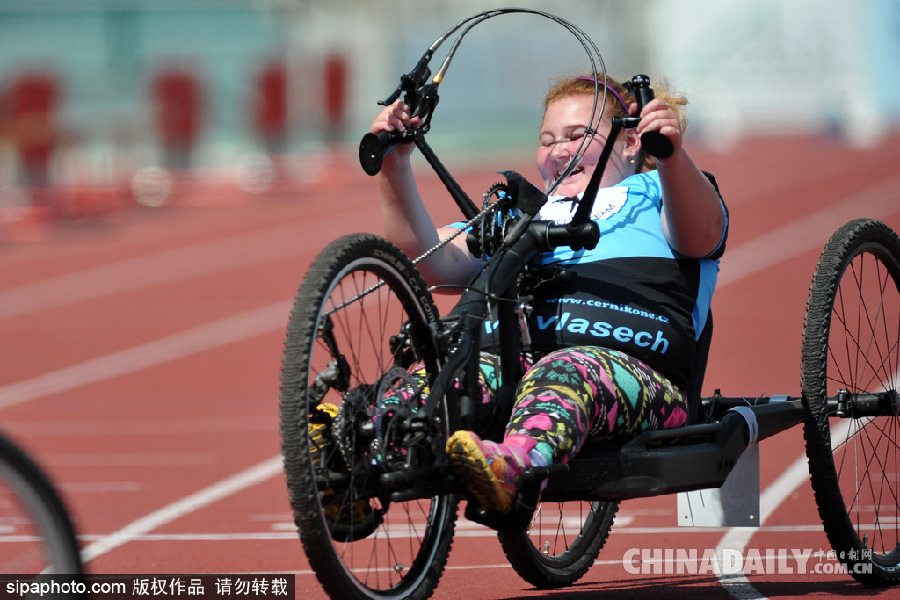 點(diǎn)燃生命之火 捷克舉行殘疾人田徑比賽助殘疾兒童享受運(yùn)動樂趣