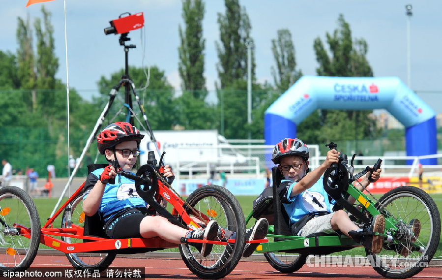 點(diǎn)燃生命之火 捷克舉行殘疾人田徑比賽助殘疾兒童享受運(yùn)動(dòng)樂趣