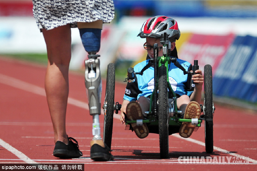 點燃生命之火 捷克舉行殘疾人田徑比賽助殘疾兒童享受運(yùn)動樂趣
