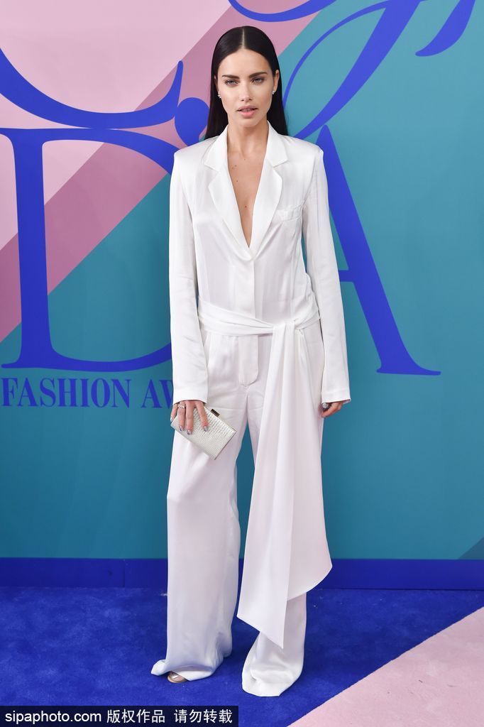 維密超模阿德里亞娜·利馬氣場(chǎng)強(qiáng)大眼神犀利 罕見(jiàn)露笑容反差萌十足