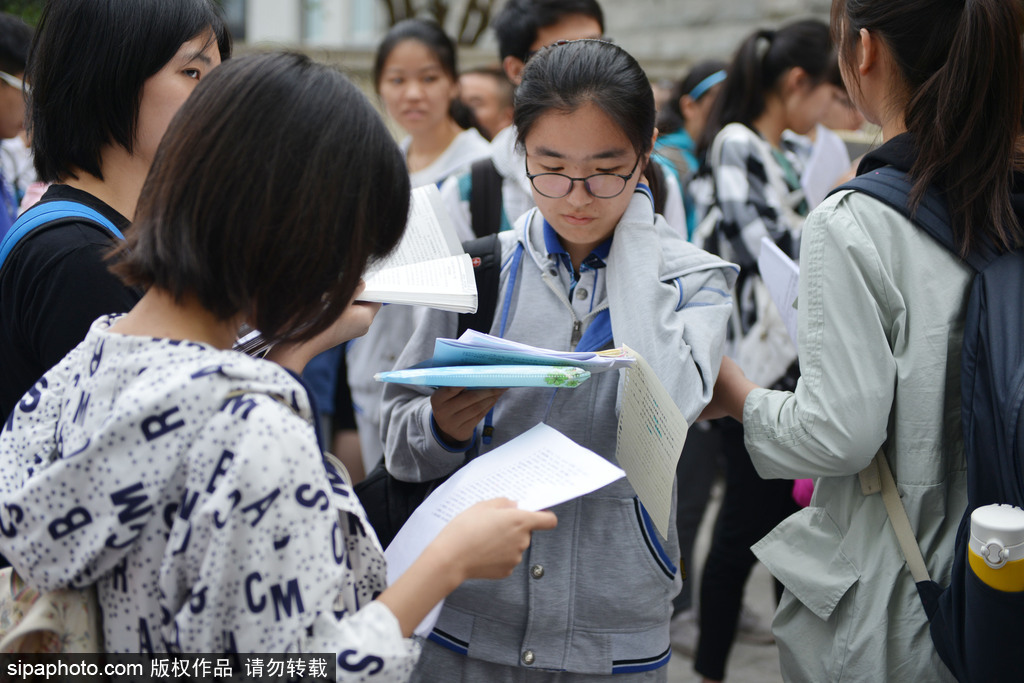 2017高考大幕開啟 南京一中考點門口百態盡顯