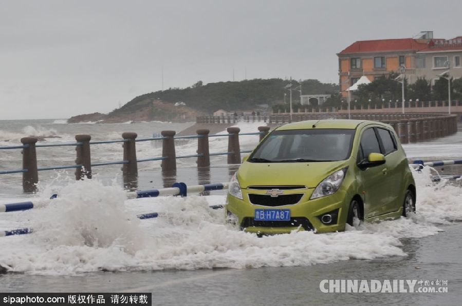 青島大潮掀10余米高巨浪 游客冒險(xiǎn)拍照